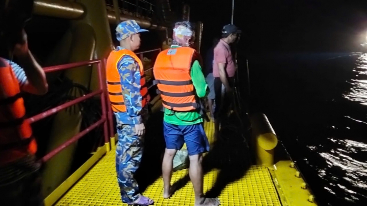 Nhà giàn DK1/14 cấp cứu kịp thời ngư dân gặp nạn trên biển