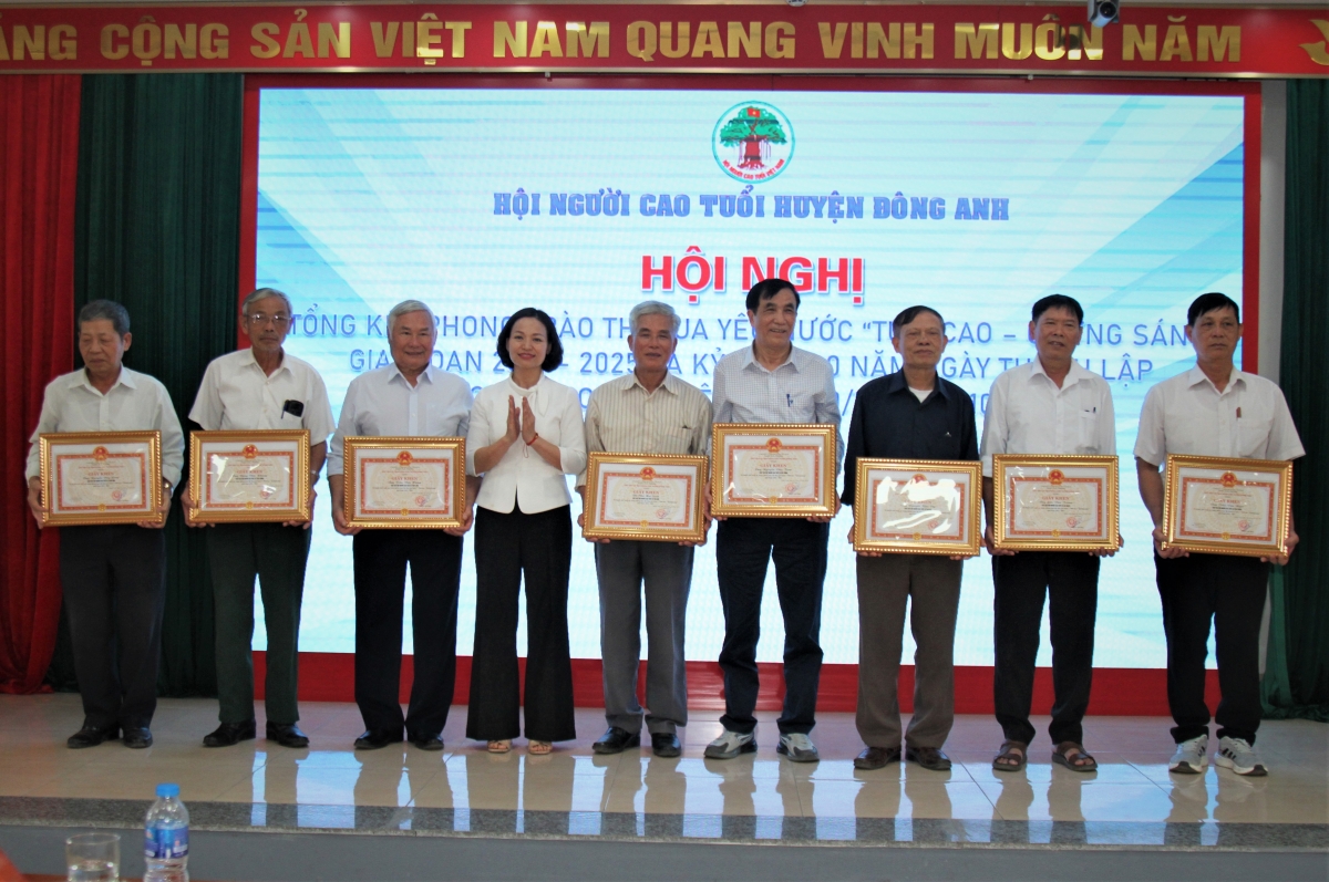 Trao Giấy khen của Chủ tịch UBND huyện Đông Anh cho các tập thể, cá nhân xuất sắc giai đoạn 2021-2025