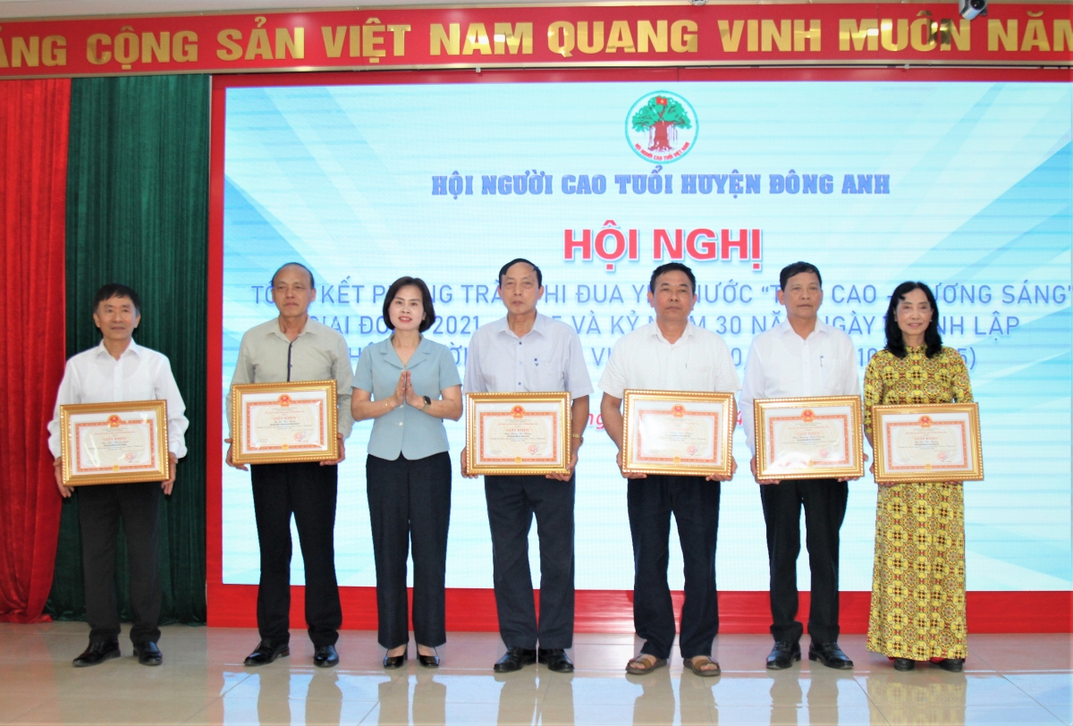 Trao Giấy khen của Chủ tịch UBND huyện Đông Anh cho các tập thể, cá nhân xuất sắc giai đoạn 2021-2025