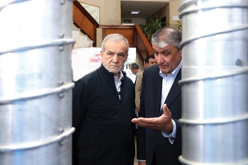 Tổng thống Iran Masoud Pezeshkian (bên trái) tham quan cuộc triển lãm về những thành tựu hạt nhân của Iran.