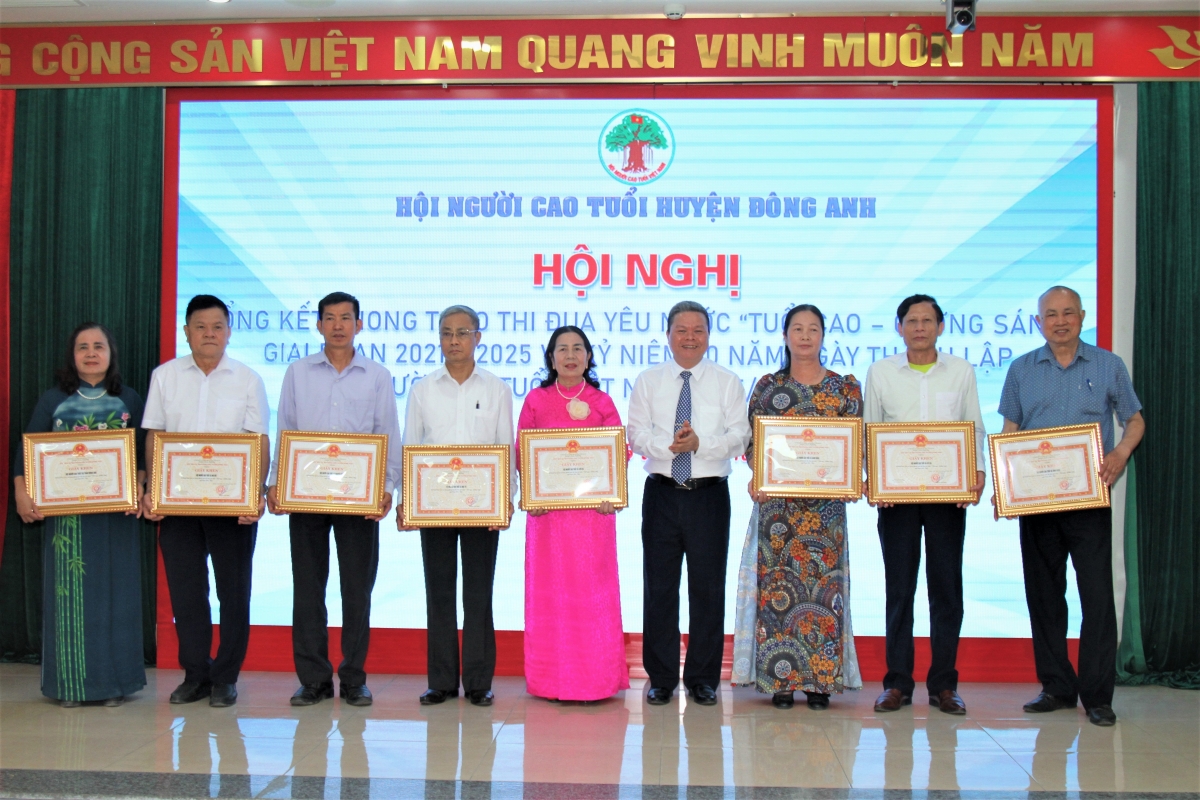 Trao Giấy khen của Chủ tịch UBND huyện Đông Anh cho các tập thể, cá nhân xuất sắc giai đoạn 2021-2025