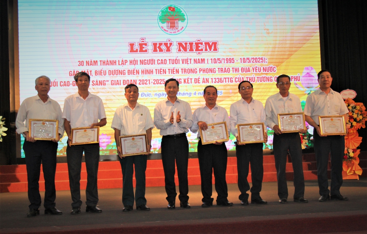 Trao Giấy khen của Chủ tịch UBND huyện Hoài Đức cho các tập thể, cá nhân xuất sắc