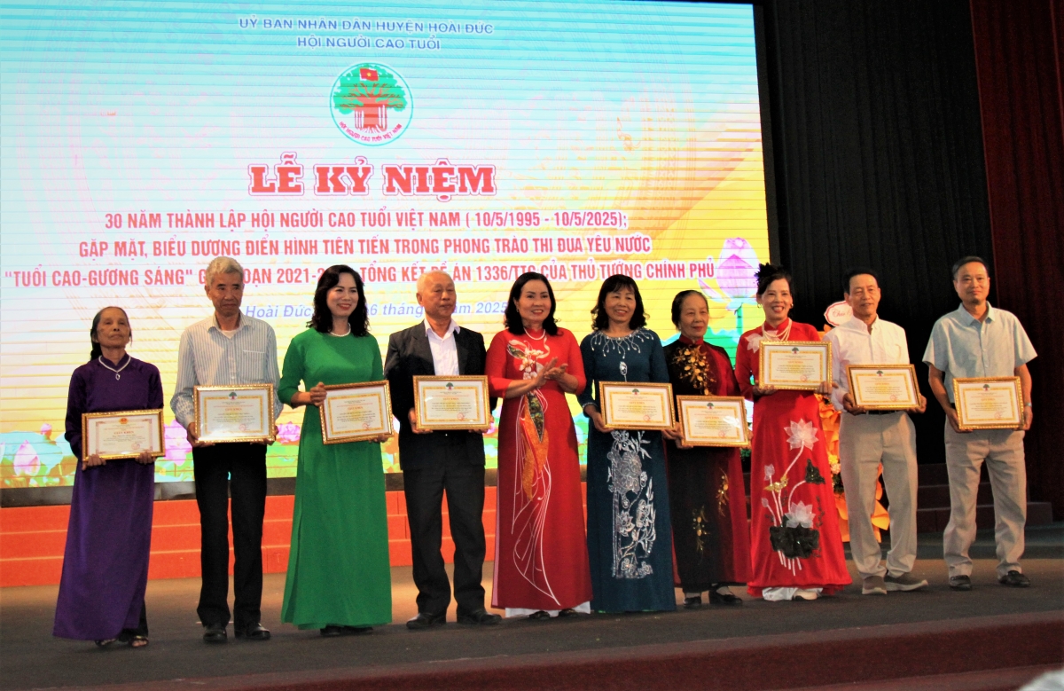 Hội NCT huyện Hoài Đức khen thưởng các CLB Liên thế hệ tự giúp nhau xuất sắc