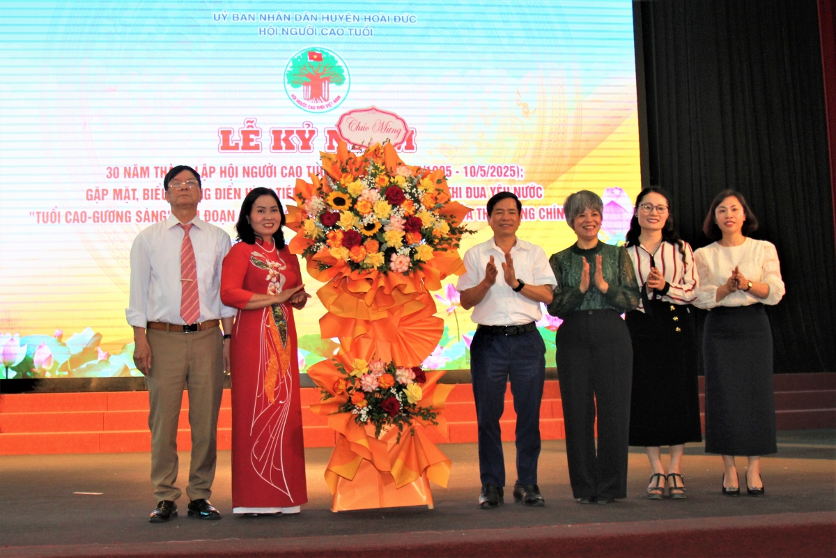 Lãnh đạo huyện Hoài Đức và các đơn vị phối hợp tặng hoa chúc mừng
