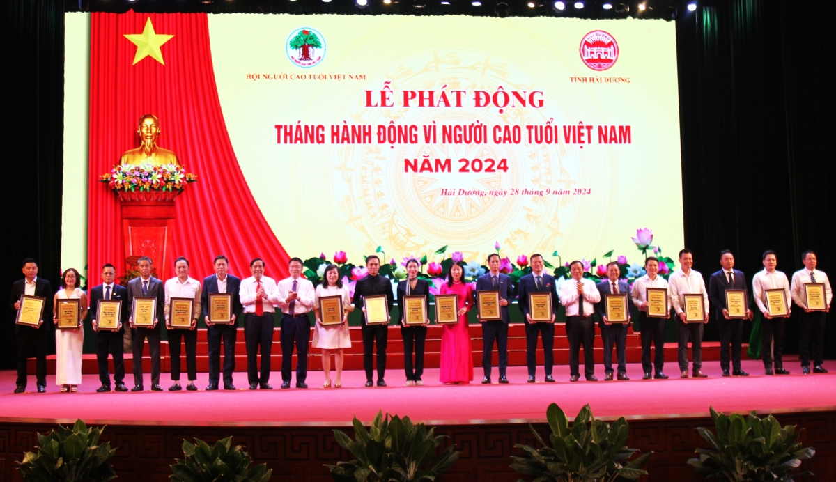 Phó Thủ tướng Lê Thành Long, Chủ tịch Hội NCT Việt Nam Nguyễn Thanh Bình và lãnh đạo tỉnh Hải Dương trao Bằng vinh danh các doanh nghiệp tiêu biểu đồng hành cùng Hội chăm sóc, phát huy vai trò NCT