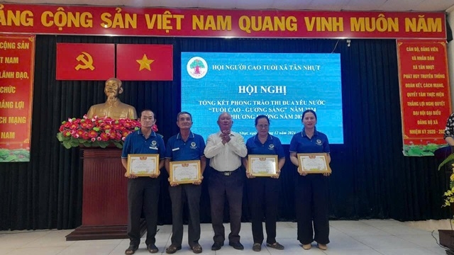 Lãnh đạo Hội NCT huyện khen thưởng cá nhân hoàn thành tốt công tác chăm sóc NCT năm 2024