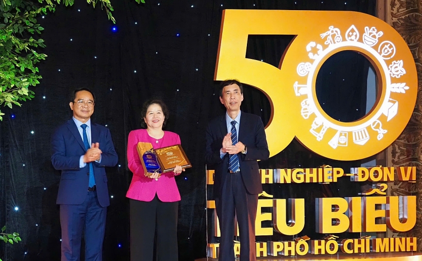 Bà Mai Kiều Liên đại diện Vinamilk đón nhân cúp vinh danh Top 50 doanh nghiệp, đơn vị tiêu biểu của TP.HCM từ lãnh đạo Thành phố