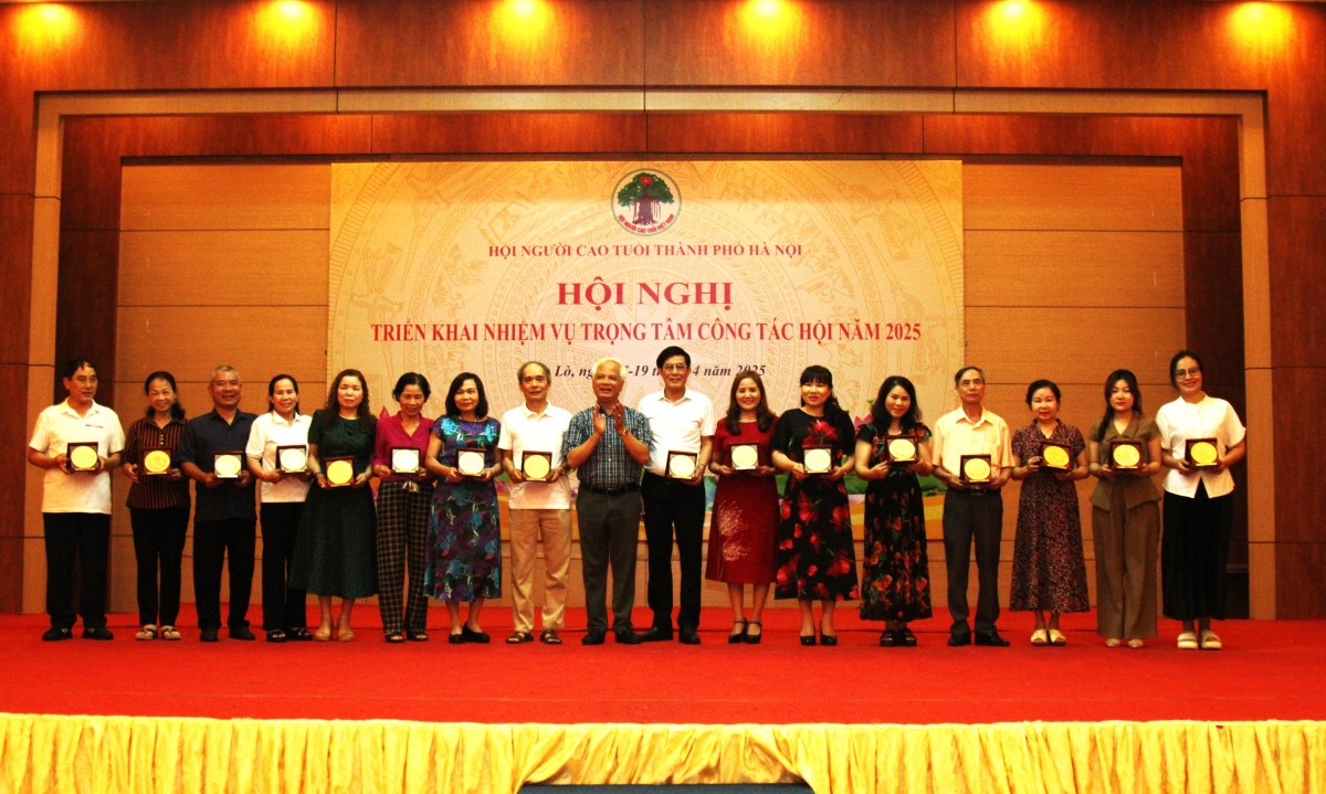 Chủ tịch Hội NCT TP Hà Nội Nguyễn Thế Toàn tặng quà lưu niệm cho các đại biểu