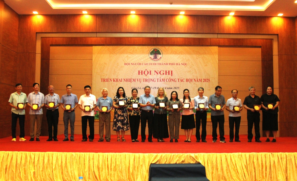 Phó Chủ tịch Hội NCT TP Hà Nội Phạm Huy Giáp tặng quà lưu niệm cho các đại biểu