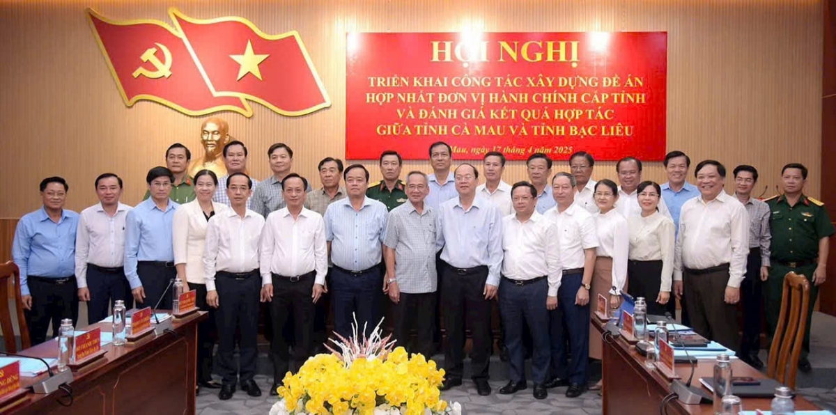 Ban Thường vụ Tỉnh ủy 2 tỉnh Cà Mau và Bạc Liêu chụp ảnh lưu niệm tại Hội nghị