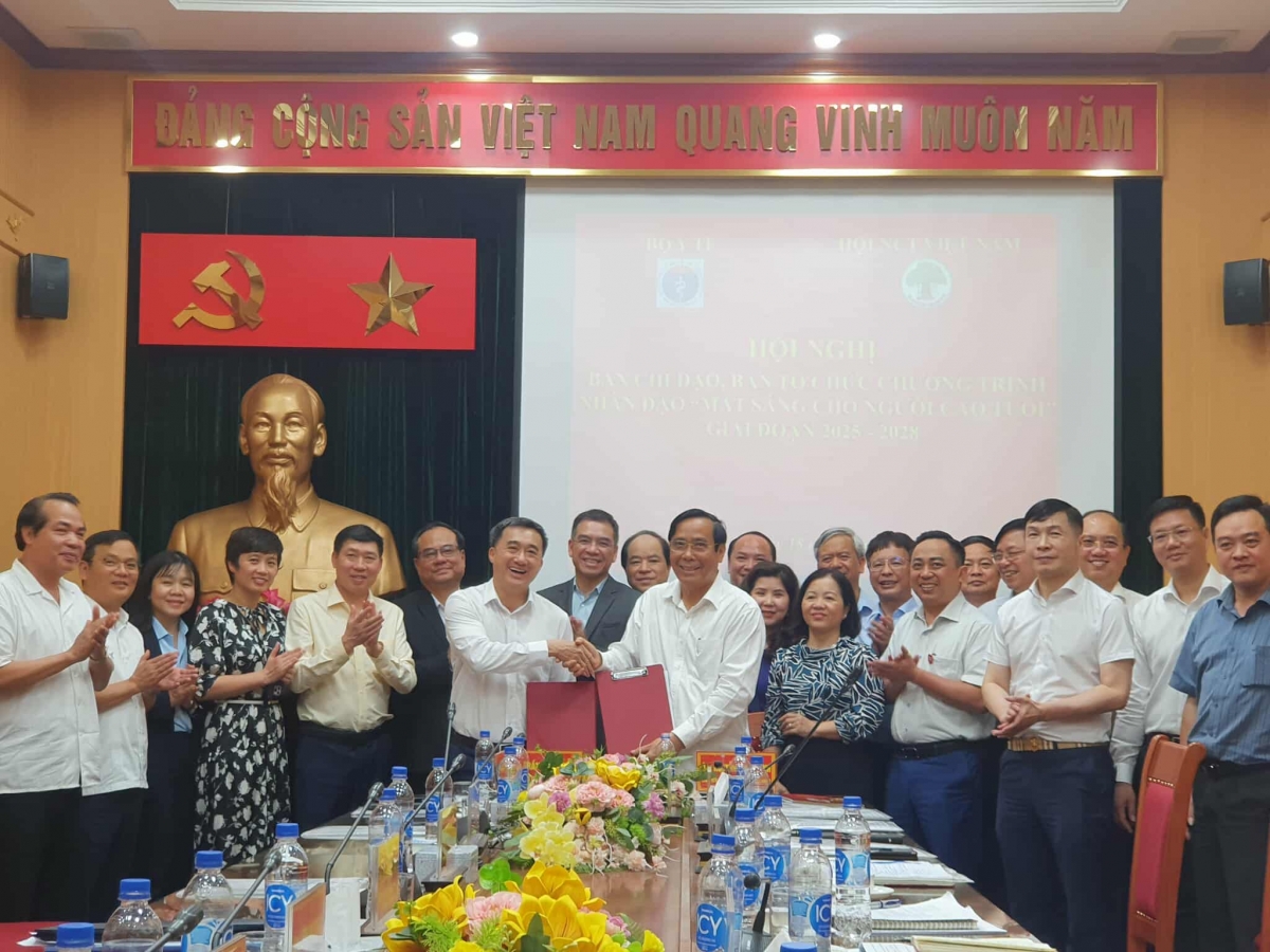 Hội NCT Việt Nam và Bộ Y tế kí kết Chương trình Mắt sáng cho người cao tuổi giai đoạn 2025-2028.