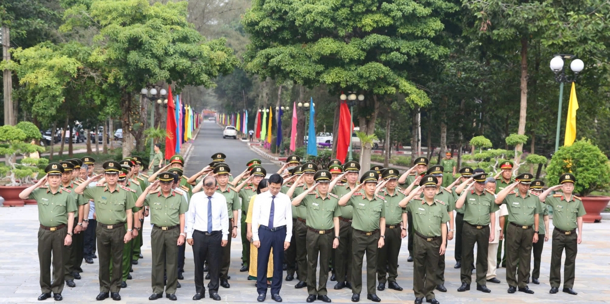 Bộ trưởng Bộ Công an Lương Tam Quang cùng cán bộ, chiến sĩ dâng hương tưởng niệm các anh hùng liệt sĩ.