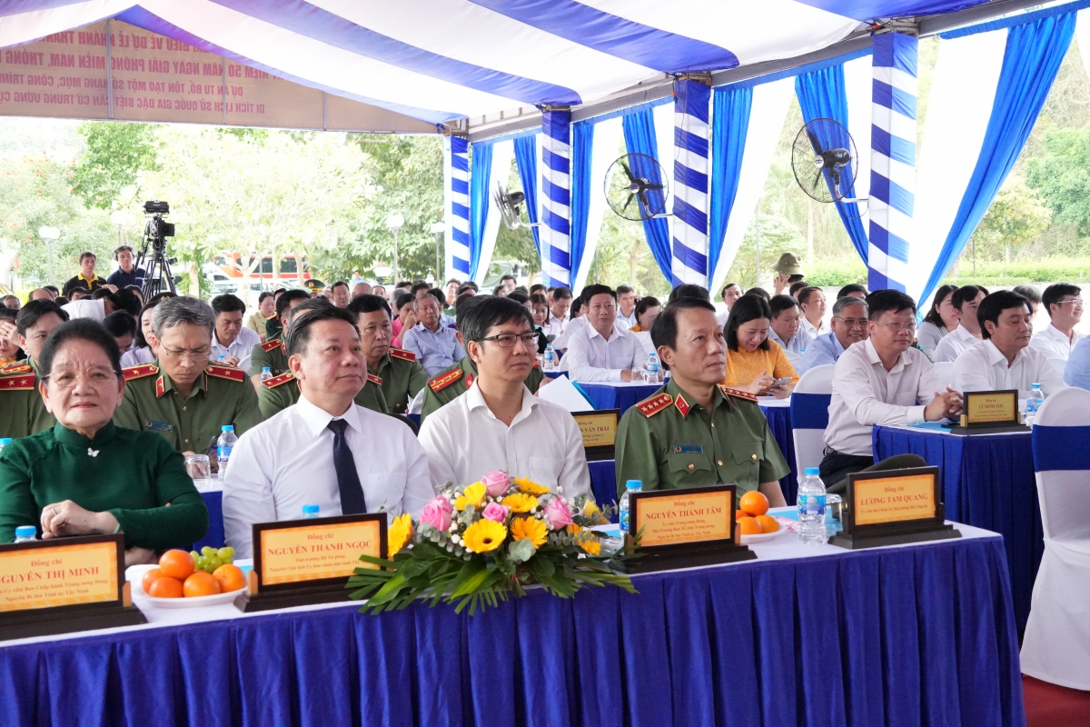 Bộ trưởng Bộ Công an Lương Tam Quang cùng cán bộ, chiến sĩ dâng hương tưởng niệm các anh hùng liệt sĩ.