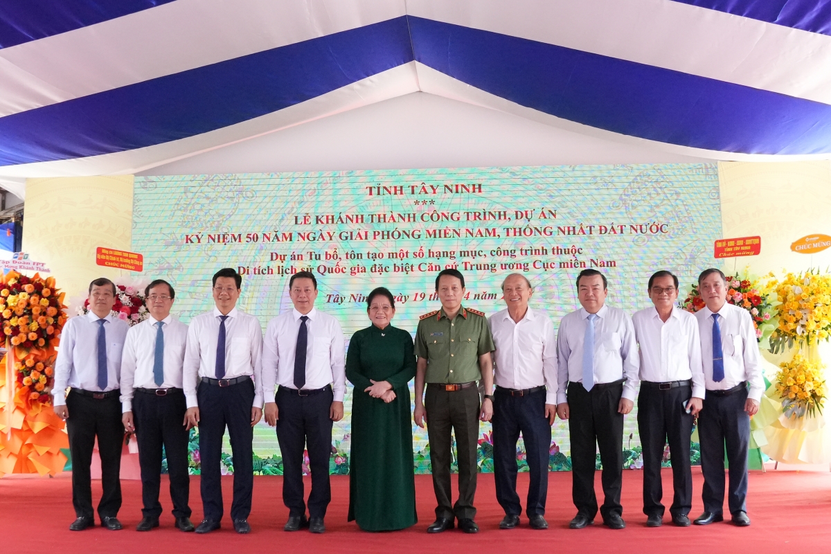 Bộ trưởng Bộ Công an Lương Tam Quang cùng cán bộ, chiến sĩ dâng hương tưởng niệm các anh hùng liệt sĩ.