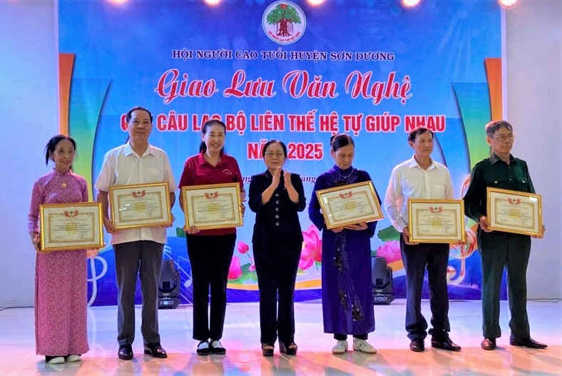 Trao Giấy khen của Hội NCT huyện cho các CLB LTHTGN xuất sắc