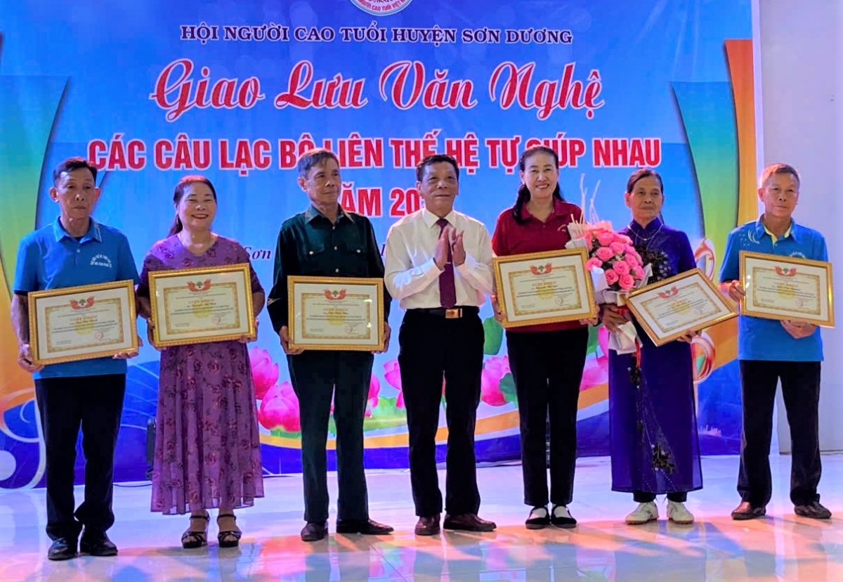 Trao Giấy khen của Hội NCT huyện cho các CLB LTHTGN xuất sắc