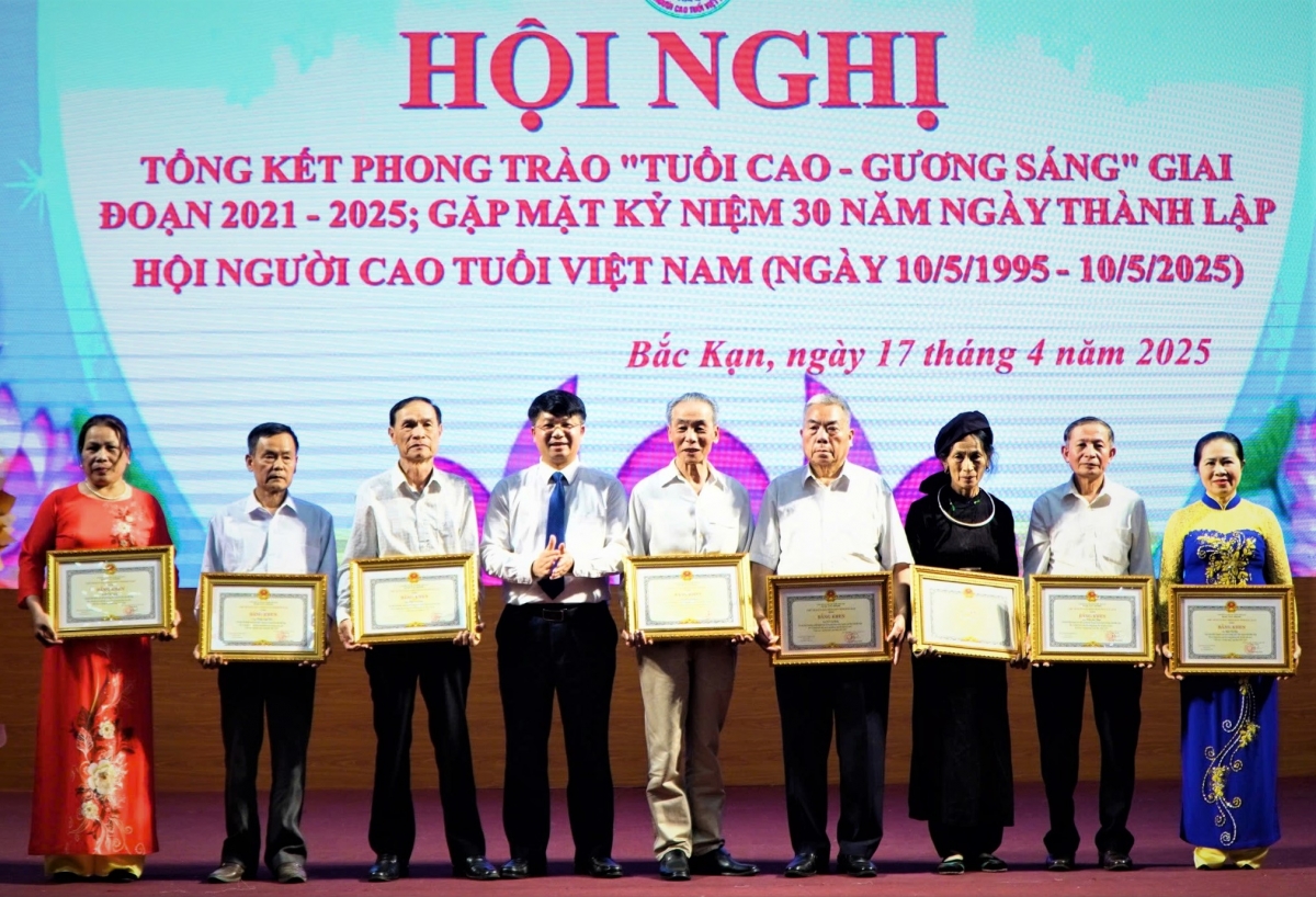 Đồng chí Nông Quang Nhất, Phó Chủ tịch UBND tỉnh trao Bằng khen của UBND tỉnh cho các tập thể, cá nhân có thành tích xuất sắc.