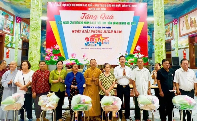 Lãnh đạo huyện Hóc Môn tặng quà đến NCT có hoàn cảnh khó khăn trên địa bàn huyện