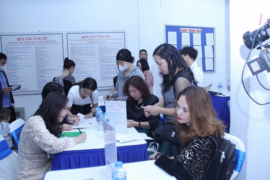 Tổ chức các phiên giao dịch việc làm trực tiếp và trực tuyến hàng ngày