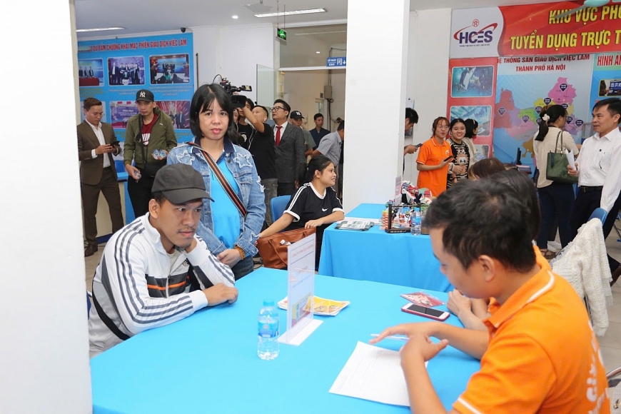 Tổ chức các phiên giao dịch việc làm trực tiếp và trực tuyến hàng ngày