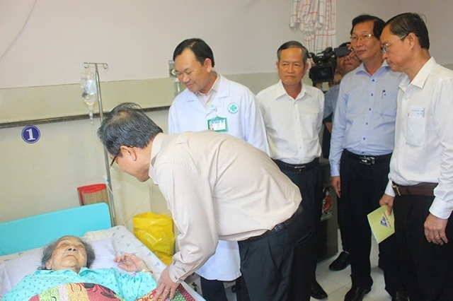 Ông Lê Hồng Quang, Bí thư Tỉnh ủy An Giang thăm hỏi sức khỏe Mẹ Việt Nam Anh hùng bà Nguyễn Thị Bảy và căn dặn đội ngũ y, bác sĩ tận tình chăm sóc Mẹ