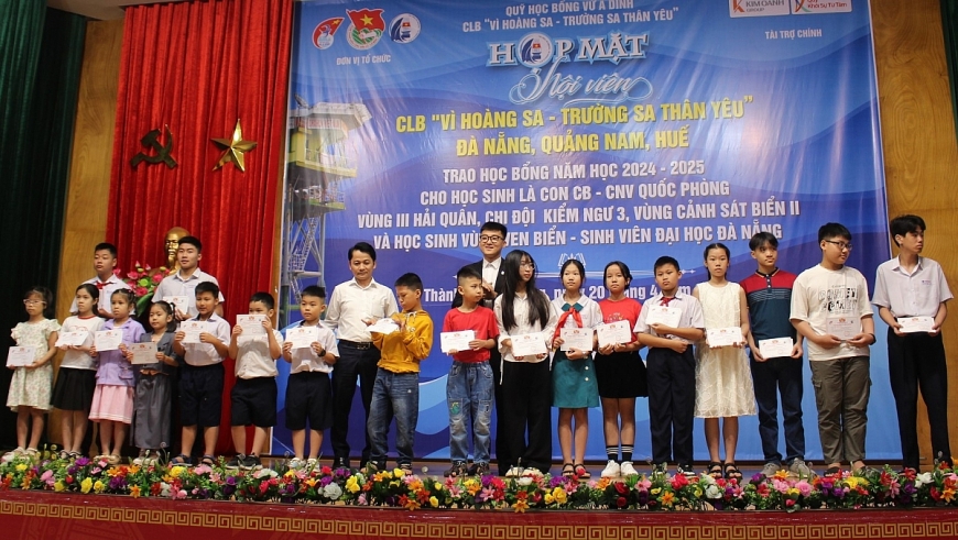 Đại diện Quỹ học bổng Vừ A Dính trao bảng tượng trưng số tiền học bổng cho con quân nhân vùng 3 Hải quân và Chi đội Kiểm ngư 3 và cho con cán bộ, công nhân Vùng Cảnh sát biển 2.