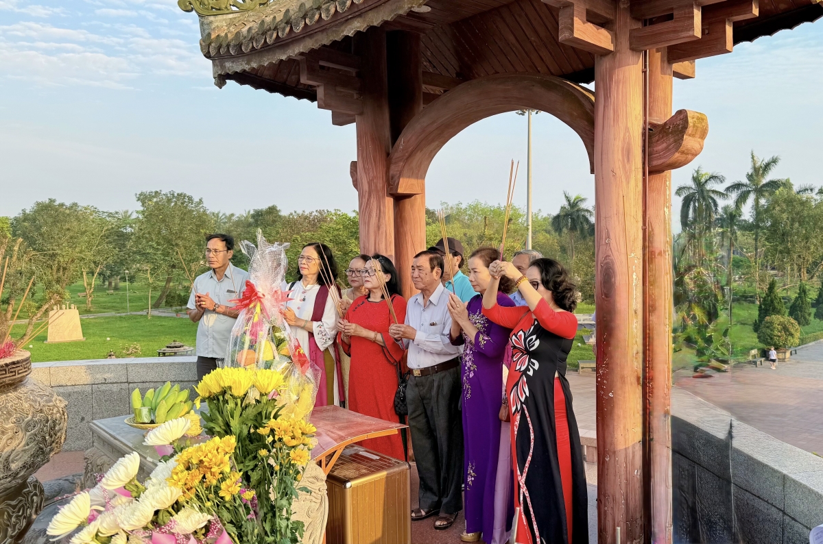 Tháng 4 về nơi đáng nhớ