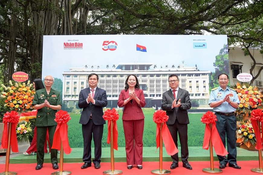 Các đại biểu cắt băng khai mạc triển lãm.