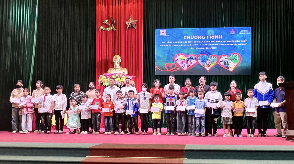 Thanh Hóa: Trao quà cho 100 học sinh có hoàn cảnh khó khăn tại huyện Cẩm Thủy