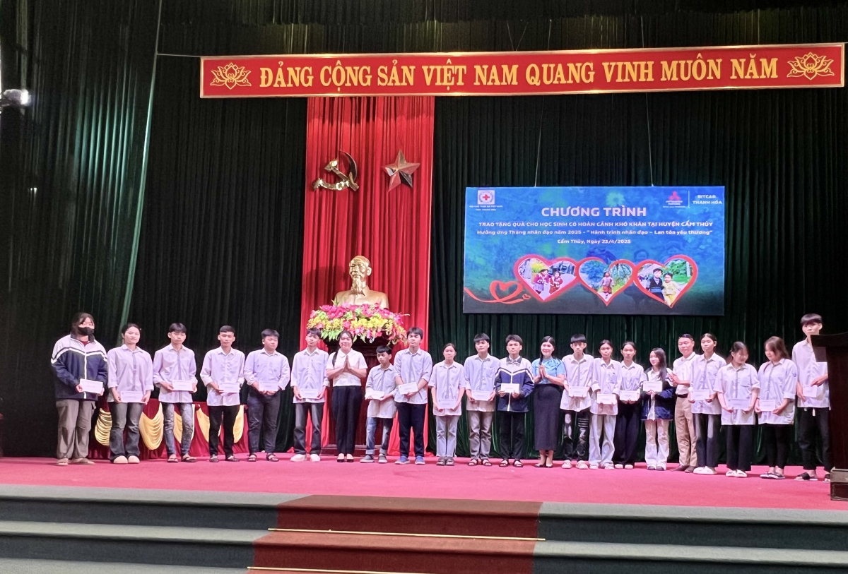 Thanh Hóa: Trao quà cho 100 học sinh có hoàn cảnh khó khăn tại huyện Cẩm Thủy