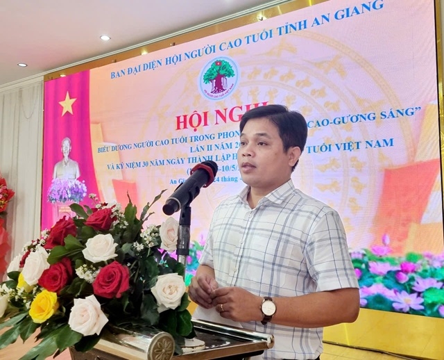 Ông Nguyễn Hữu Ngọc, Phó Trưởng Ban Tuyên giáo và Dân vận Tỉnh ủy An Giang phát biểu tại Hội nghị