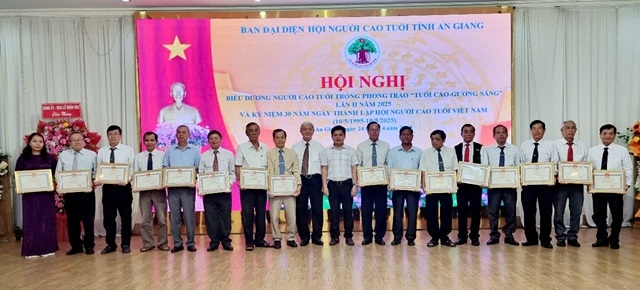 Ông Nguyễn Hữu Ngọc, Phó Trưởng Ban Tuyên giáo và Dân vận Tỉnh ủy khen thưởng các tập thể và cá nhân tiêu biểu trong phong trào thi đua “Tuổi cao – Gương sáng” 
