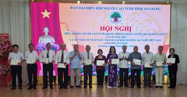  Đại diện lãnh đạo tỉnh, BĐD Hội NCT tỉnh An Giang trao kỉ niệm chương “Vì sự nghiệp Bảo vệ, Chăm sóc và Phát huy vai trò NCT Việt Nam” cho lãnh đạo tỉnh, cán bộ, hội viên NCT có nhiều đóng góp.