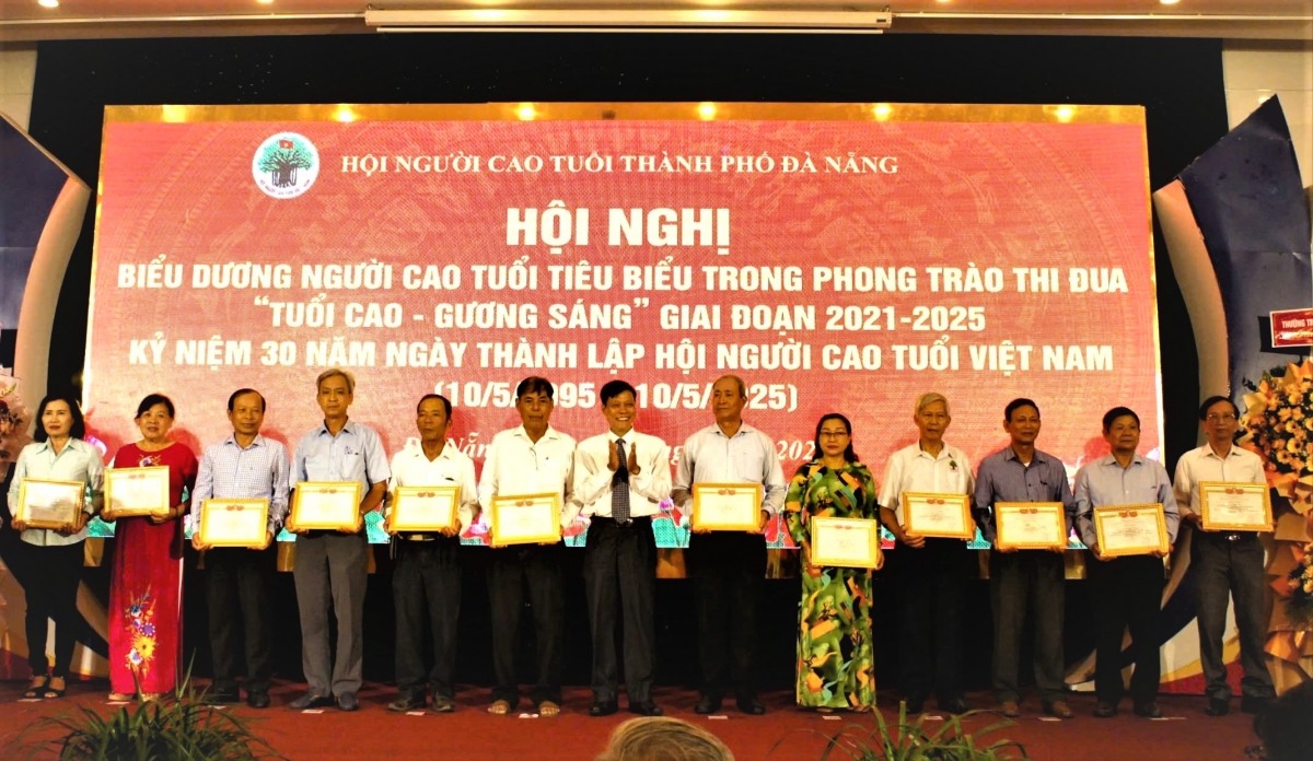 Trao Giấy khen của Chủ tịch Hội NCT TP Đà Nẵng cho các tập thể, cá nhân xuất sắc