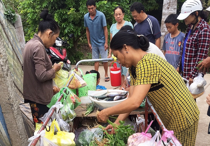 “Chợ di động” cứ thế len lỏi đến khắp nơi, phục vụ nhu cầu cho bà con ở các miền quê.