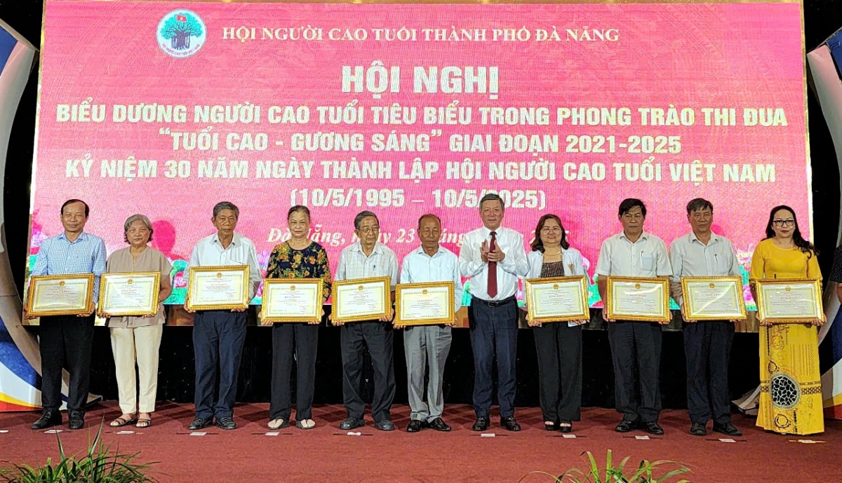 Ông Lê Văn Trung trao Bằng khen của Chủ tịch UBND TP Đà Nẵng cho các tập thể, cá nhân xuất sắc