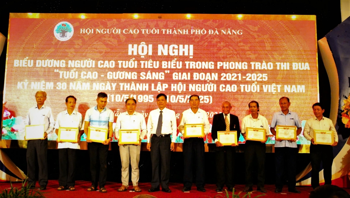 Trao Giấy khen của Chủ tịch Hội NCT TP Đà Nẵng cho các tập thể, cá nhân xuất sắc