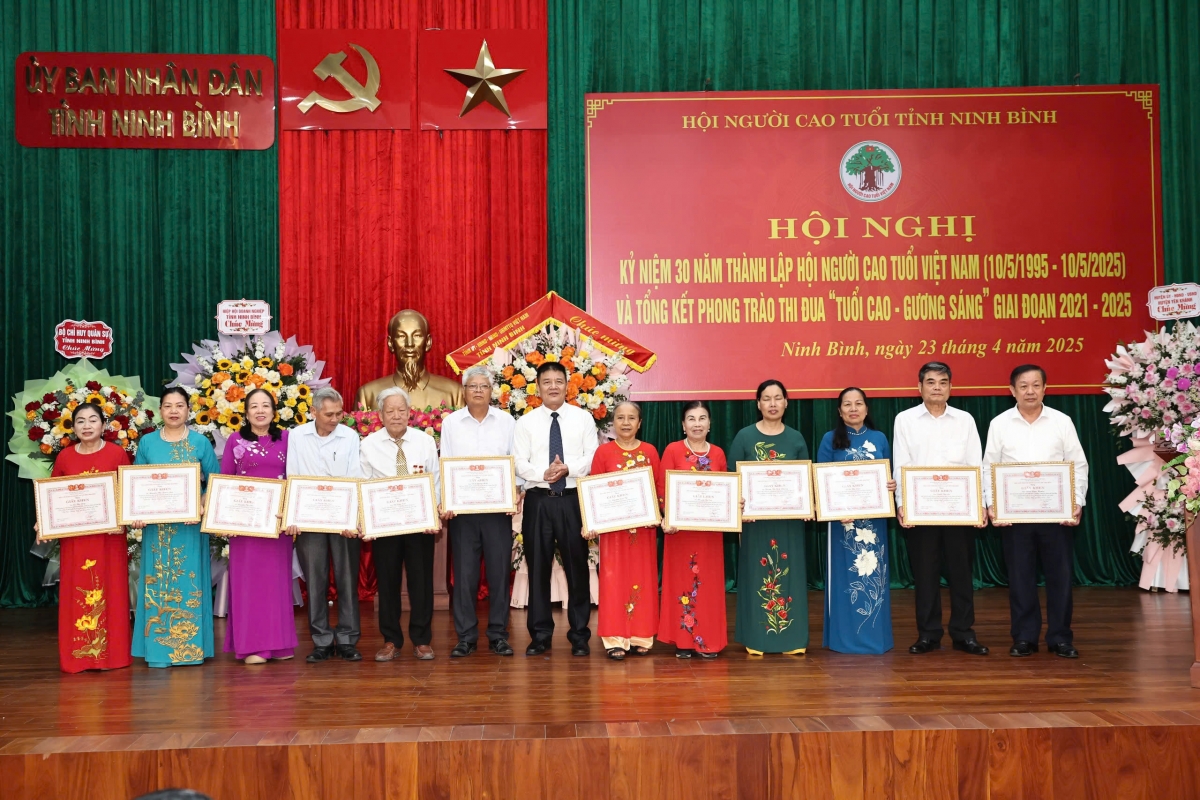 Phát huy hiệu quả vai trò của những “cây cao bóng cả” trong đời sống xã hội