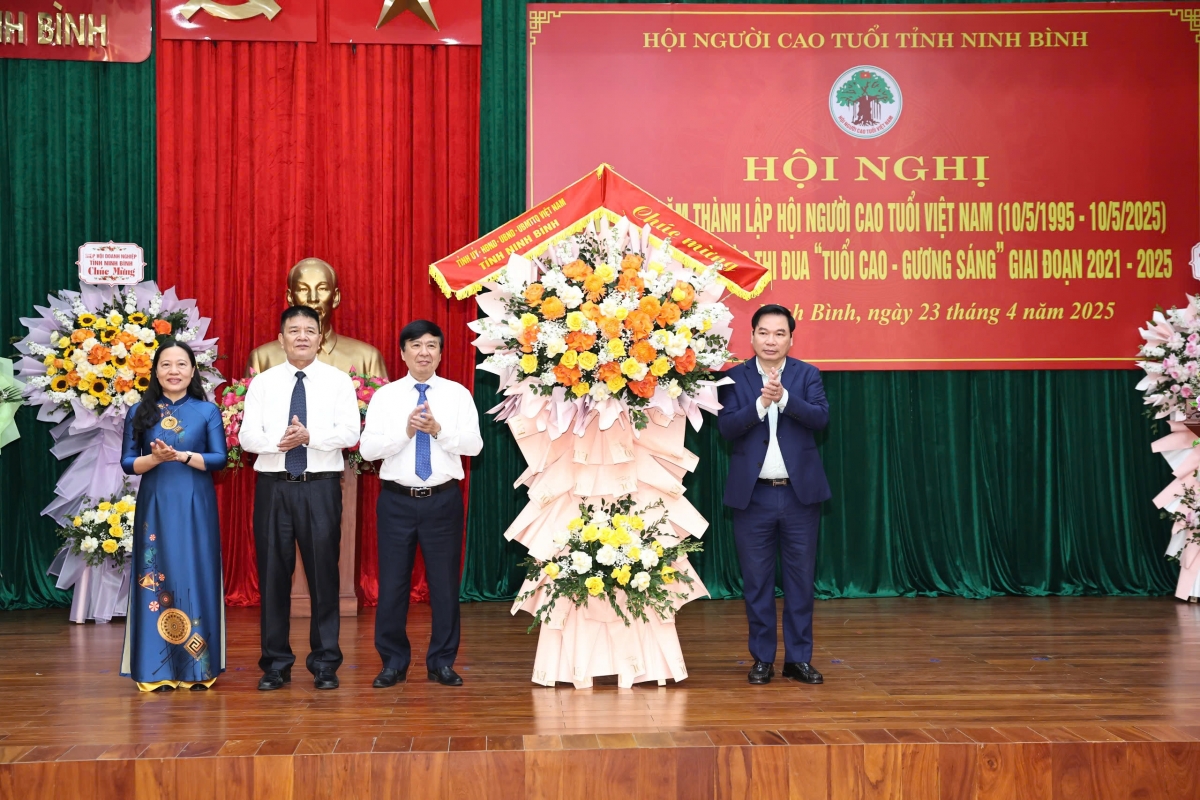 Phát huy hiệu quả vai trò của những “cây cao bóng cả” trong đời sống xã hội