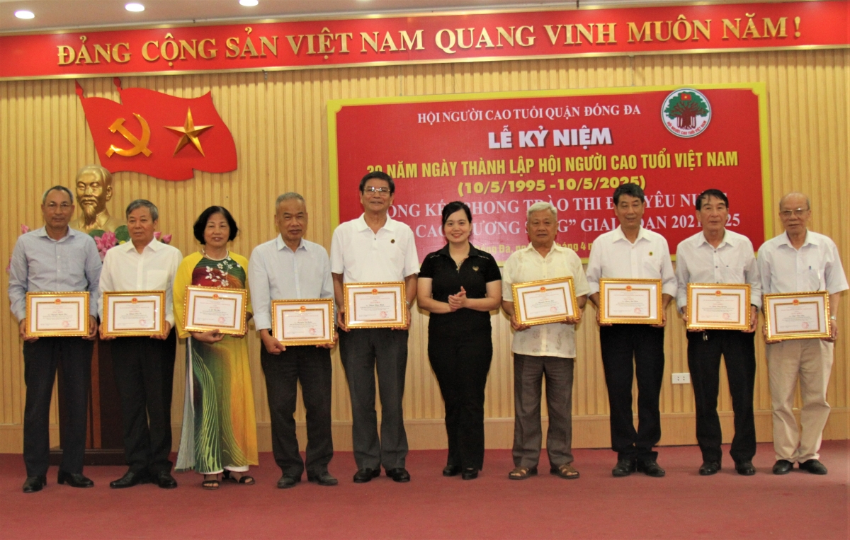 Trao Giấy khen của Chủ tịch UBND quận Đống Đa cho các cá nhân xuất sắc