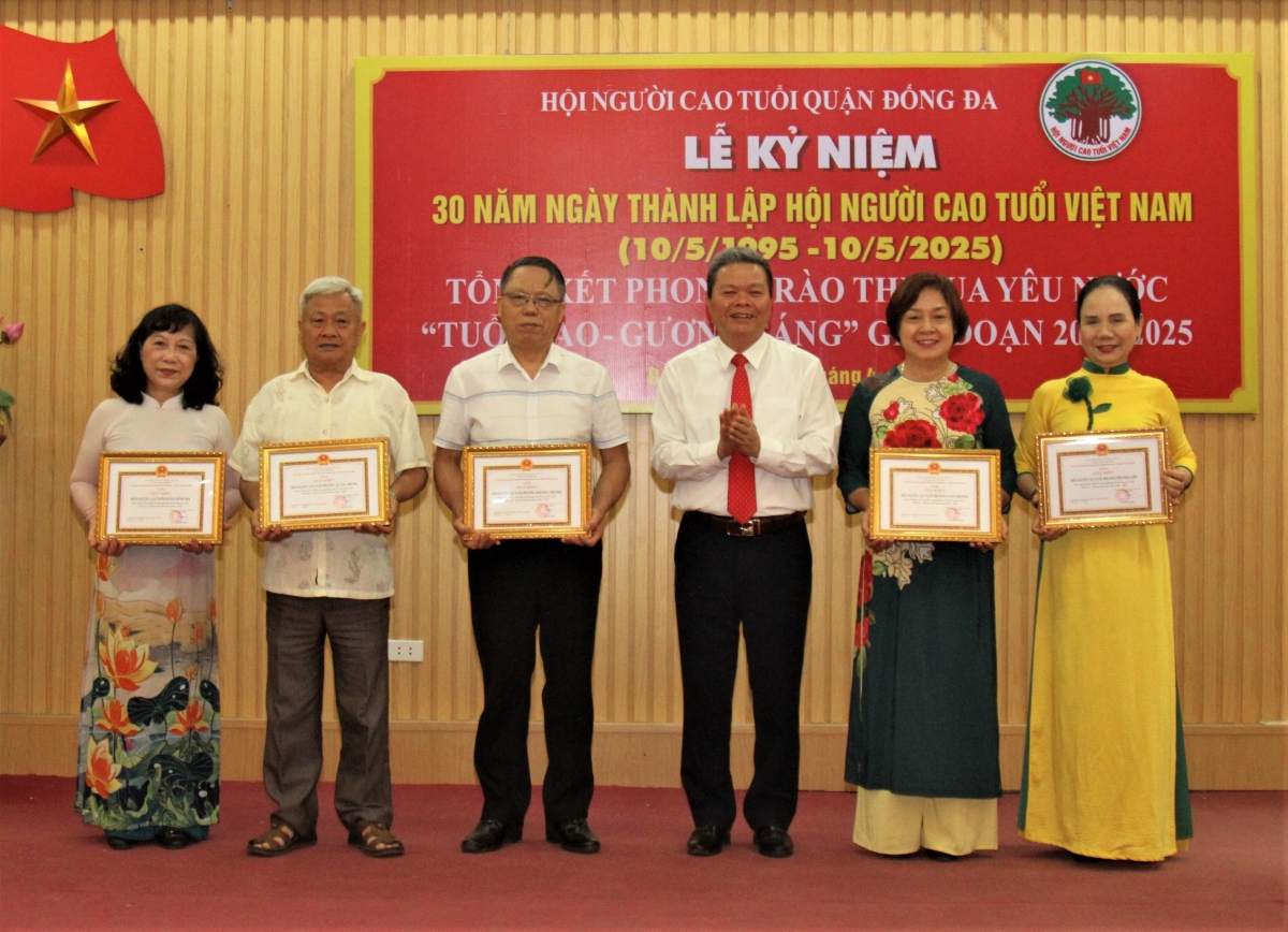 Trao Giấy khen của Chủ tịch UBND quận Đống Đa cho các tập thể xuất sắc