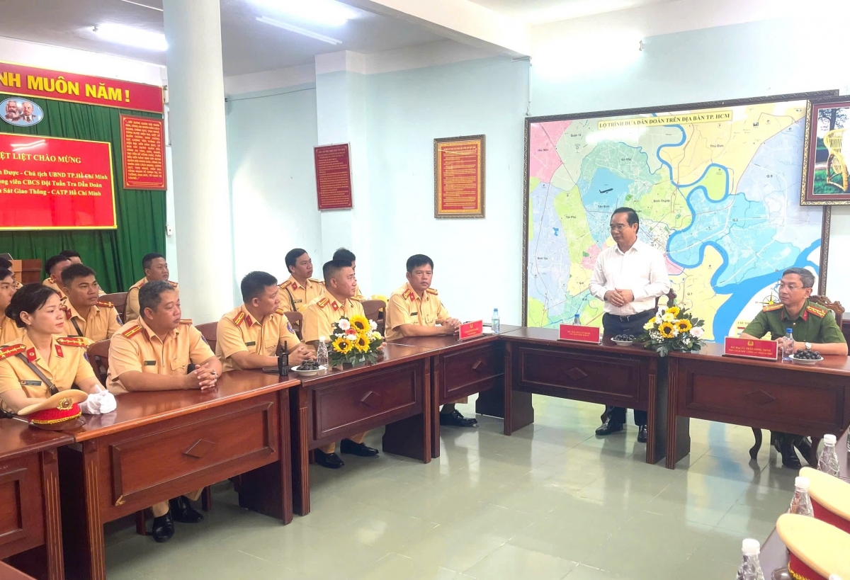 Thăm hỏi, động viên lực lượng Công an làm nhiệm vụ bảo đảm an ninh Lễ kỷ niệm 50 năm Ngày Giải phóng miền Nam