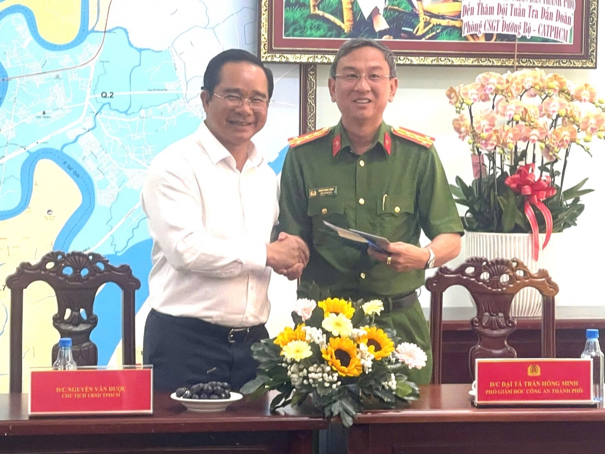 Thăm hỏi, động viên lực lượng Công an làm nhiệm vụ bảo đảm an ninh Lễ kỷ niệm 50 năm Ngày Giải phóng miền Nam