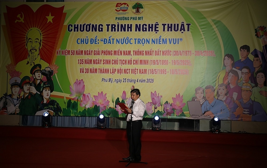 Ông Nguyễn Thanh Xuân, Chủ tịch Hội NCT phường Tân Mỹ, Quận 7 (trước sáp nhập), TP Hồ Chí Minh khai mạc chương trình nghệ thuật