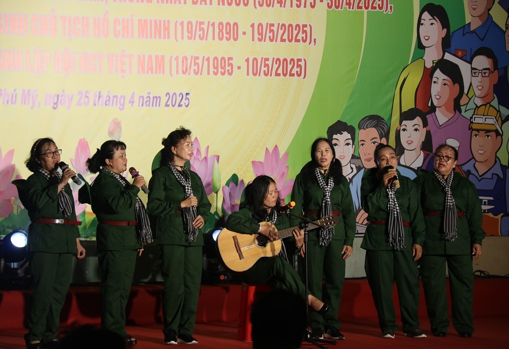 Tổ chức chương trình nghệ thuật chào mừng 50 năm ngày giải phóng miền Nam