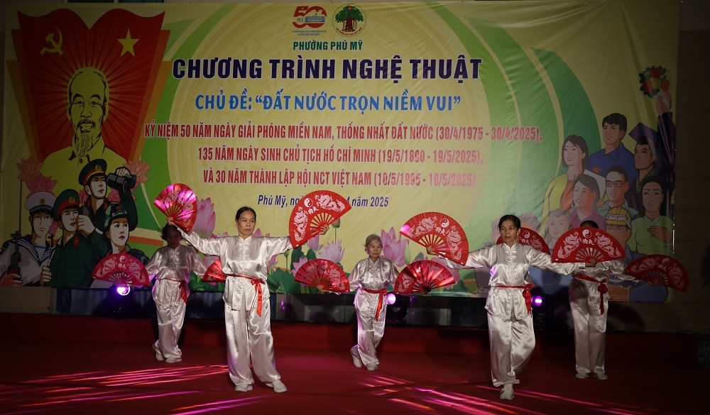 Tổ chức chương trình nghệ thuật chào mừng 50 năm ngày giải phóng miền Nam