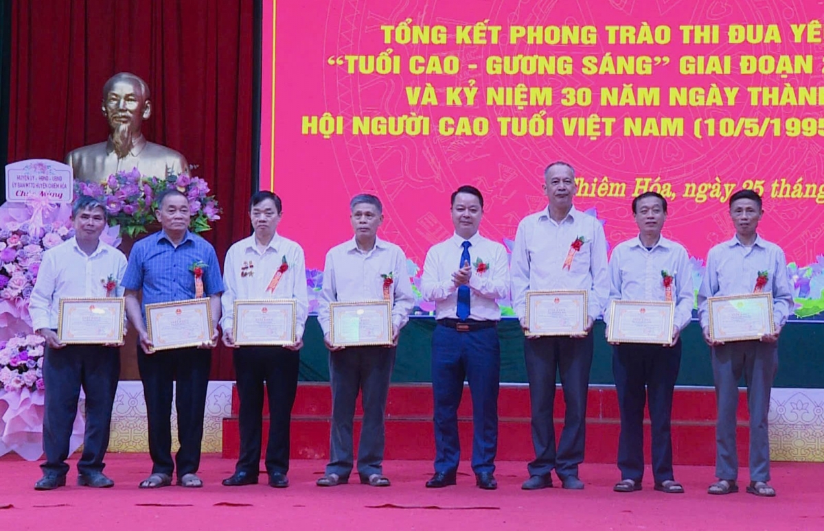 Ông Vũ Đình Tân trao Giấy khen của Chủ tịch UBND huyện Chiêm Hóa cho các tập thể, cá nhân xuất sắc