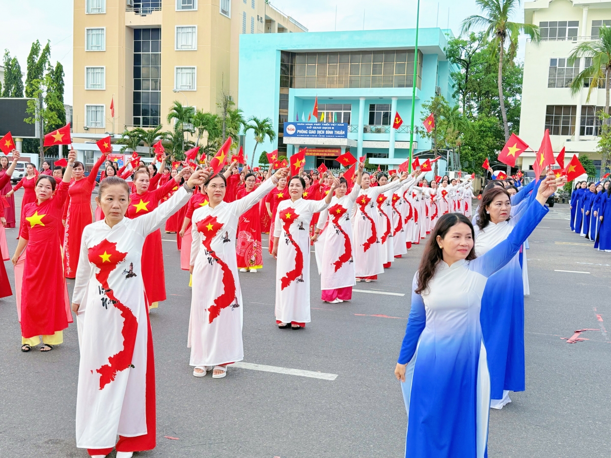 Tỉnh Bình Thuận: 600 phụ nữ đồng diễn áo dài và dân vũ mừng 50 năm ngày Thống nhất đất nước