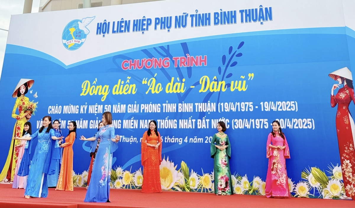 Tỉnh Bình Thuận: 600 phụ nữ đồng diễn áo dài và dân vũ mừng 50 năm ngày Thống nhất đất nước