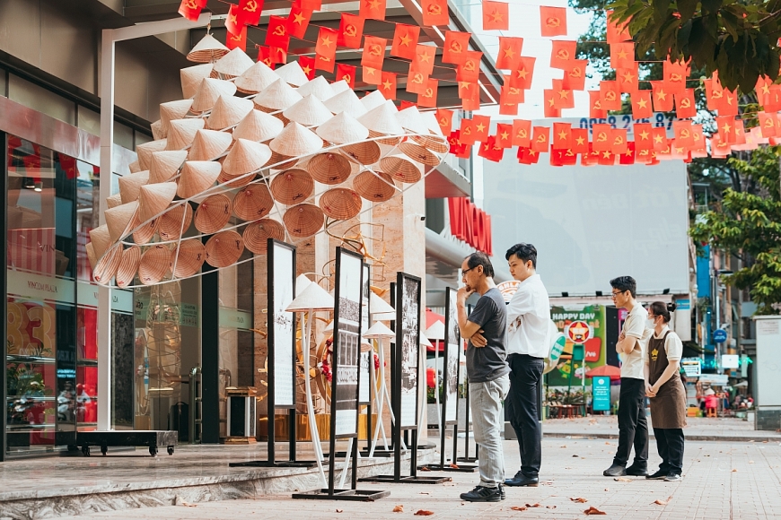 Vincom Plaza Ba Tháng Hai tạo ấn tượng với khu check-in cờ hoa và nón lá kết hợp triển lãm sáng tạo